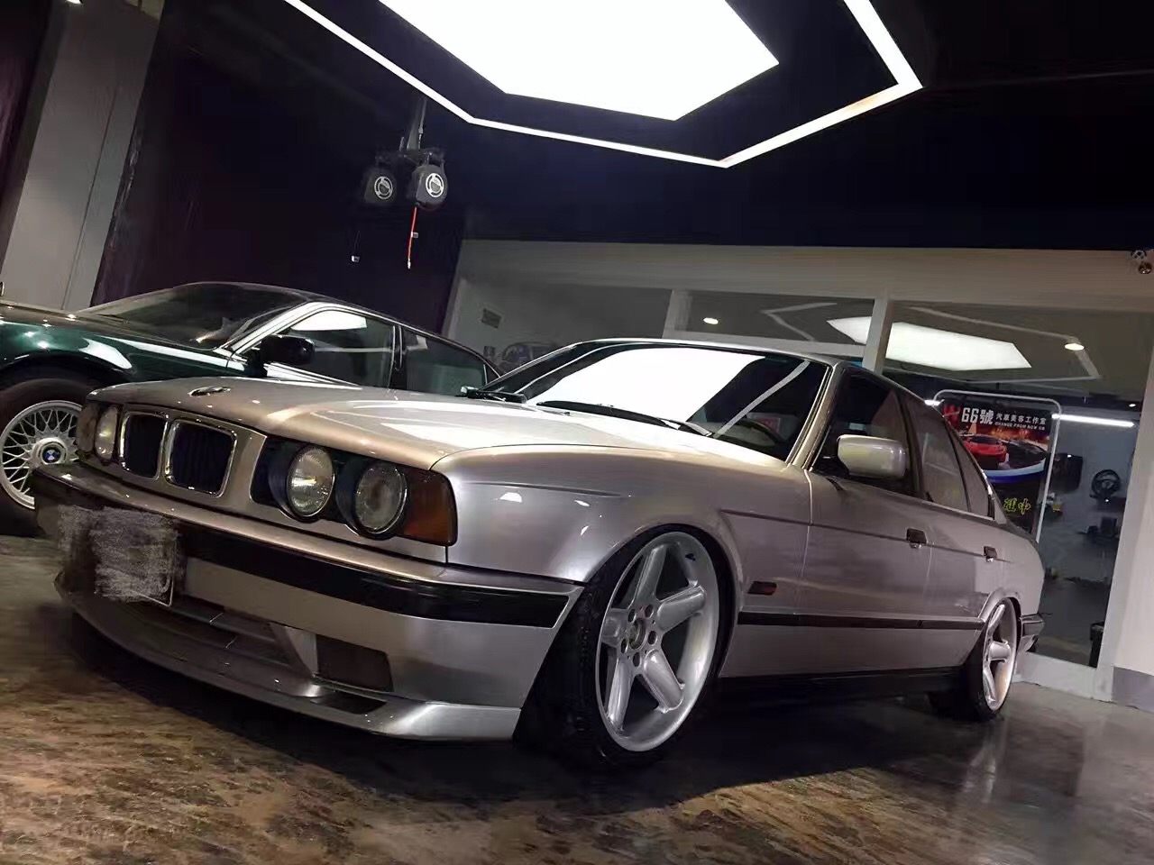 经典四眼宝马E34改装气动 老爷车低趴姿态无