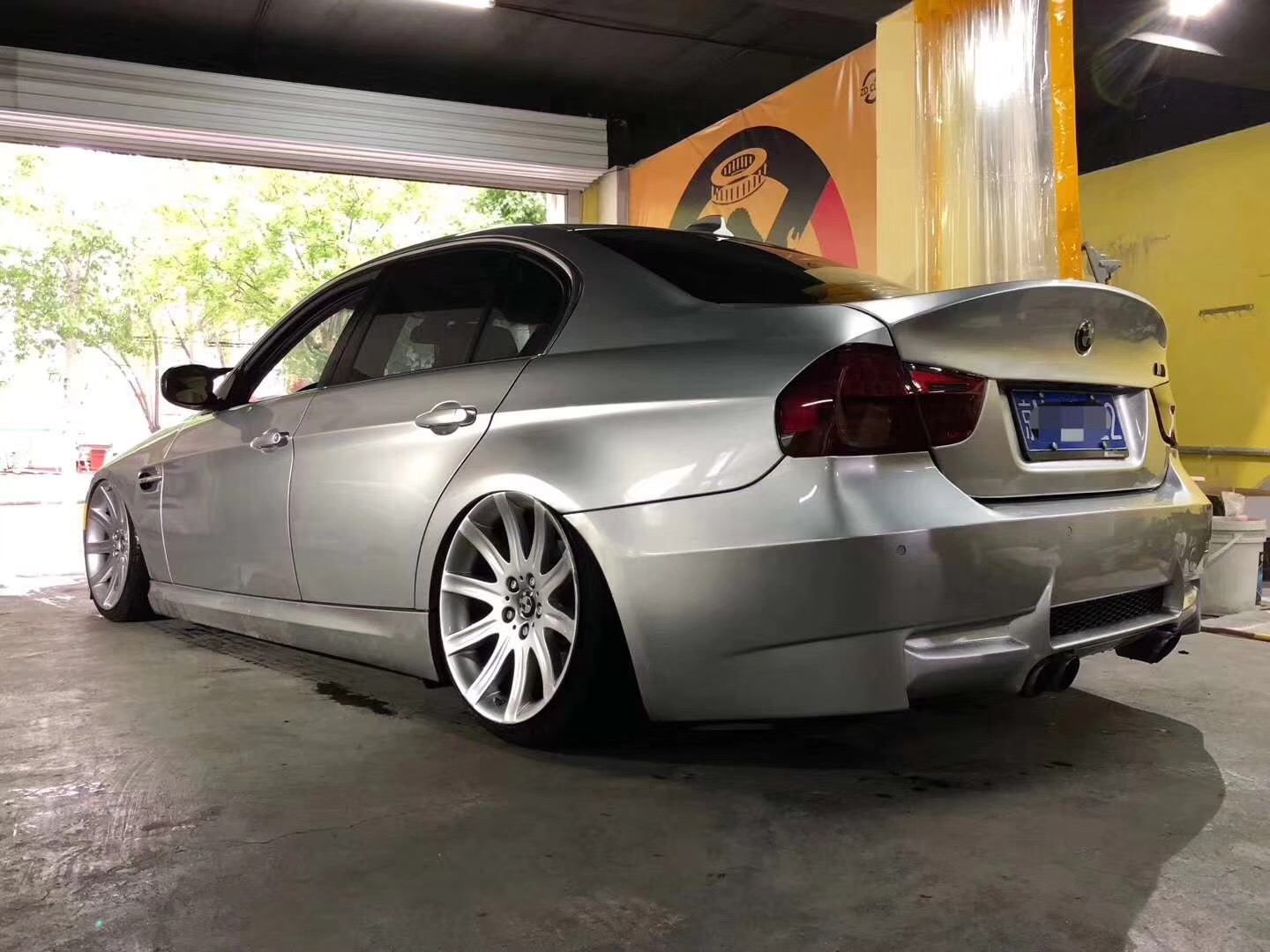 宝马E90改装AIRBFT气动避震 制动汽车俱乐部 E90、E91、E92都是第5代宝马3系轿车的底盘型号; 代表老款(2005-2012款)宝马3系轿车的不同款车型: 2005年诞生的四门轿车被称为E90; 同年推出的旅行车则被称为E91; 2005年推出的双门轿跑车和敞篷车则被分别称为E92和E93 俗话说,人无完人,那么,车无完车。虽然开着各方面都挺好,但是,为追求一个更高的境界,为追求更完美的姿态,车主改装了气动避震,下面和大家一起欣赏改装效果。 #bmw E90 325i #airbft #制动